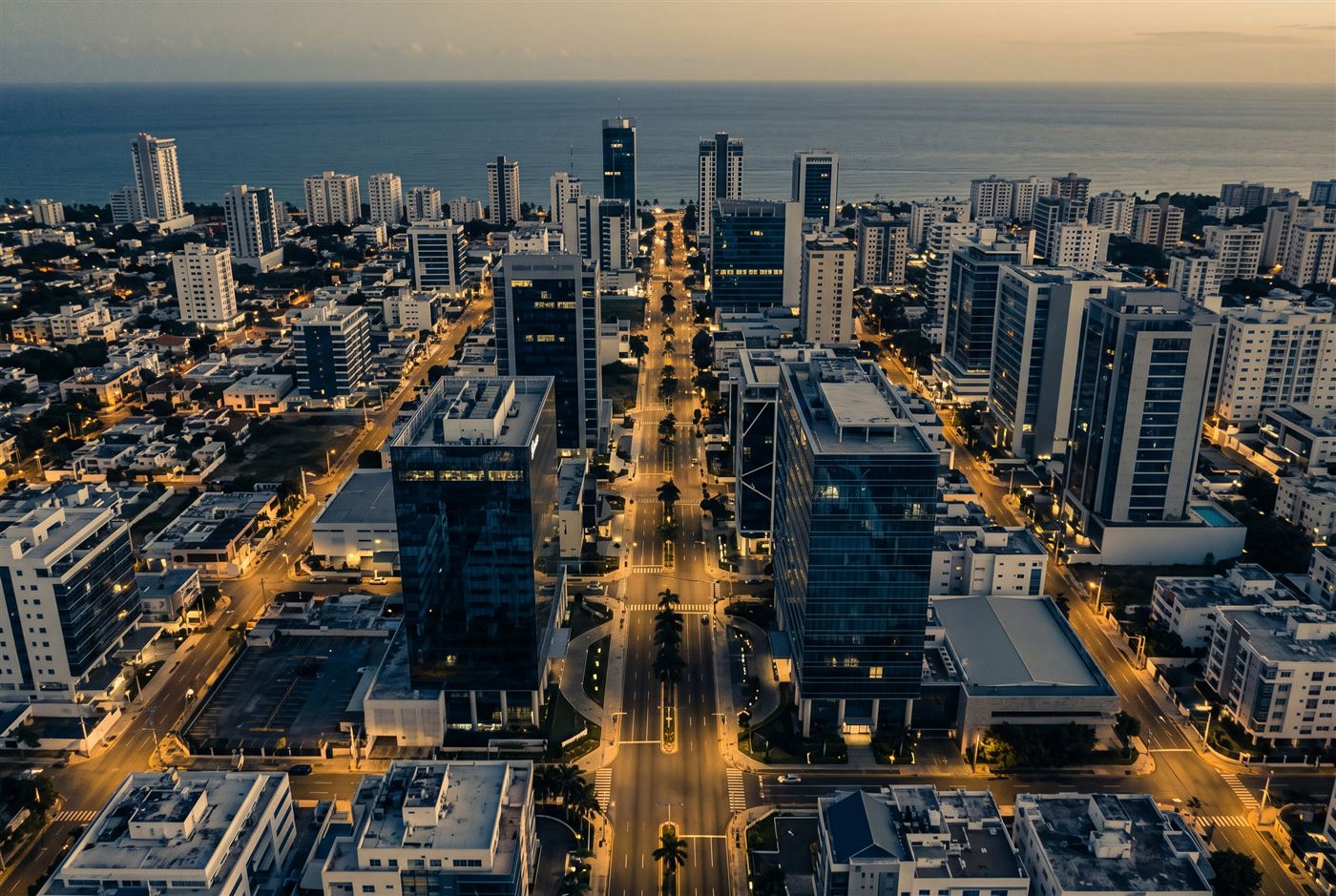 Torres corporativas del polígono financiero de Santo Domingo al anochecer