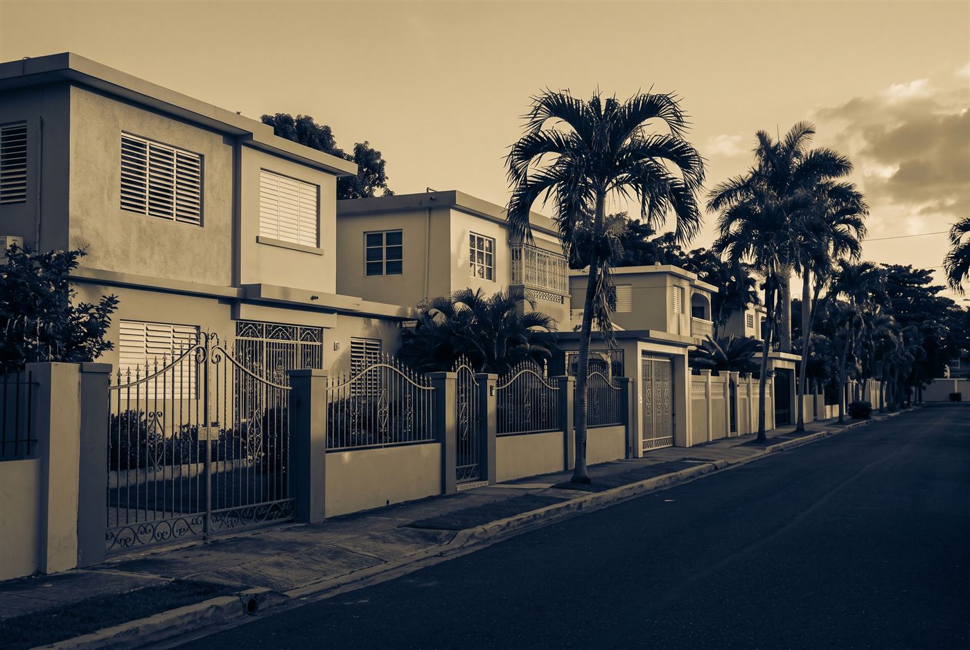 Calle residencial en Santo Domingo con verjas y muros de propiedad